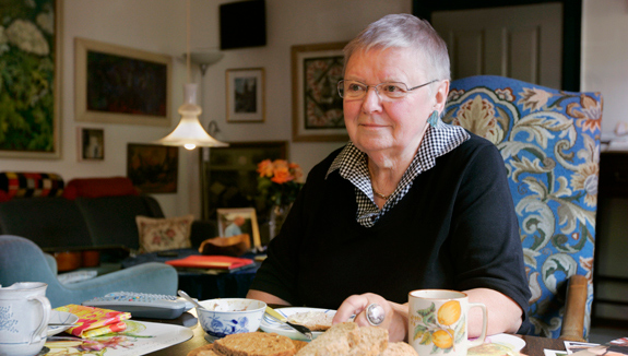family-enjoying-breakfast-together-on-back-porch-deciding-what-to-eat-after-stoma-surgery
